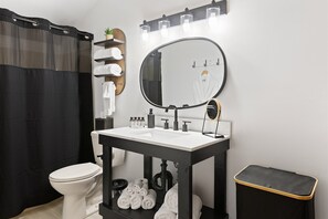 Bathroom - Spacious riverfront cottage with full kitchen, cozy charm, and Casselman views. (Grantsville)