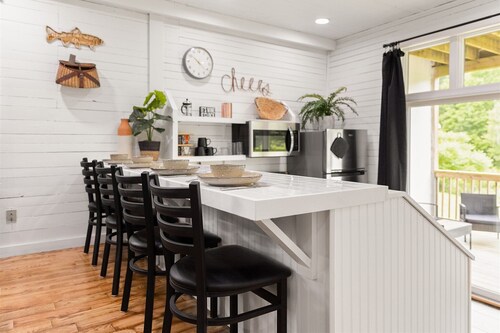 Spacious riverfront cottage with full kitchen, cozy charm, and Casselman views.