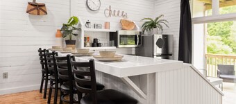 Spacious riverfront cottage with full kitchen, cozy charm, and Casselman views.