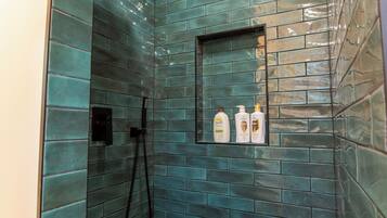 Een douche, een haardroger, handdoeken, zeep