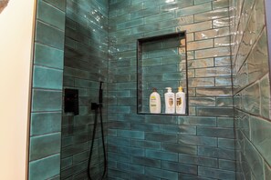 Ducha, secador de pelo, toallas, jabón