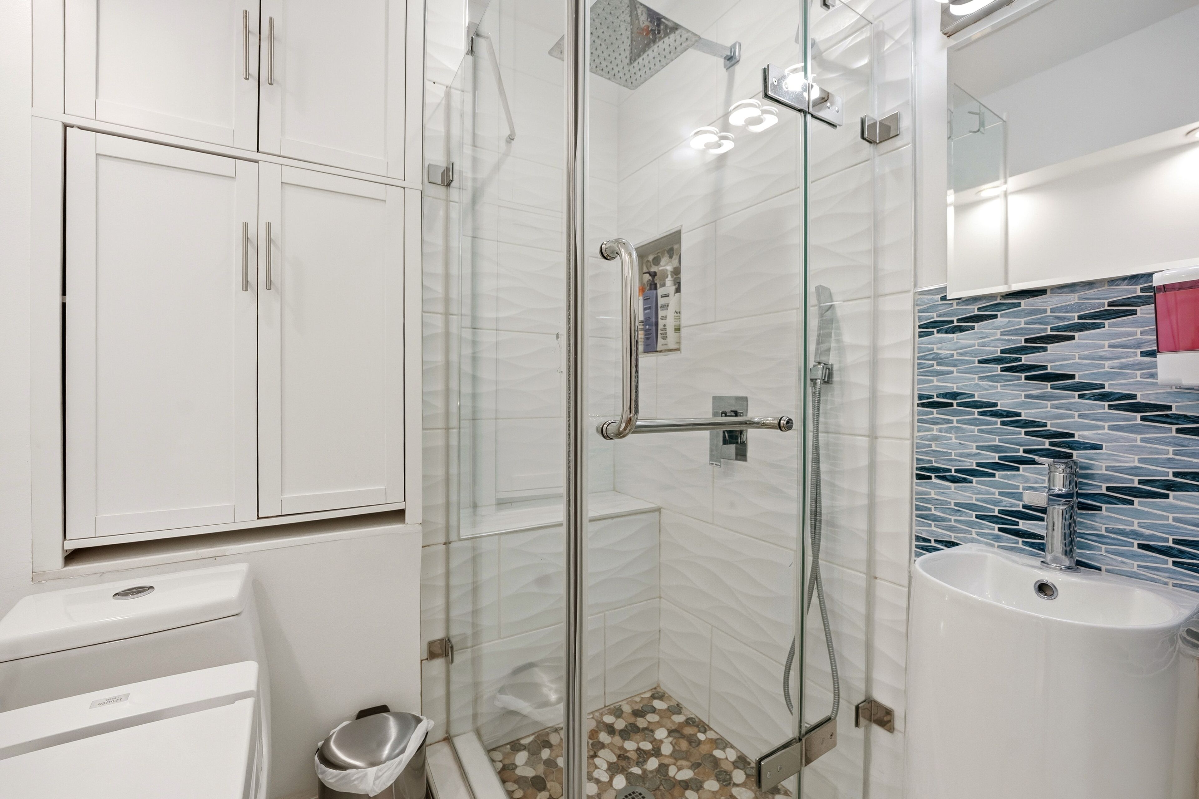 Haartrockner, Bidet, Handtücher, Seife