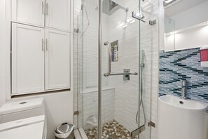 Secador de pelo, bidet, toallas, jabón
