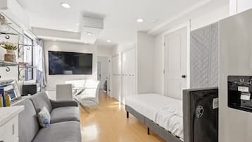 Smart TV, libros y monitor de computadora