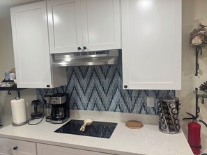 Frigorífico, microondas, placa de cocina y lavavajillas