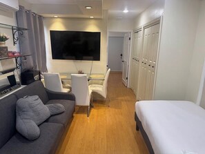 Room - Newly Remodeled Sparkling Clean 1-bedroom apartment with AC near SF/SFO+EV (South San Francisco)