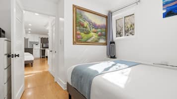 Een kluis op de kamer, een bureau, een strijkplank/strijkijzer