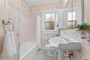 Shower, hair dryer, towels, soap - Spacious 3 bedroom home 2 blocks to LSU Lakes. (Baton Rouge)