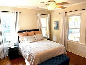 Iron/ironing board, WiFi, bed sheets - Spacious 3 bedroom home 2 blocks to LSU Lakes. (Baton Rouge)