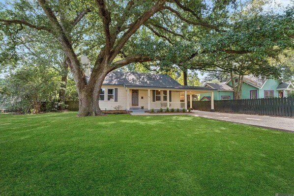 Exterior - Spacious 3 bedroom home 2 blocks to LSU Lakes. (Baton Rouge)