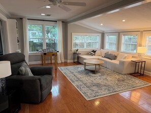 Living area - Spacious 3 bedroom home 2 blocks to LSU Lakes. (Baton Rouge)