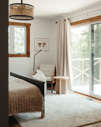 Spacious Chelsea Bungalow Near Gatineau Park, Skiing & Wakefield