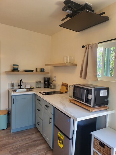 Cozy studio in delightful Chula Vista with private entrance & bathroom