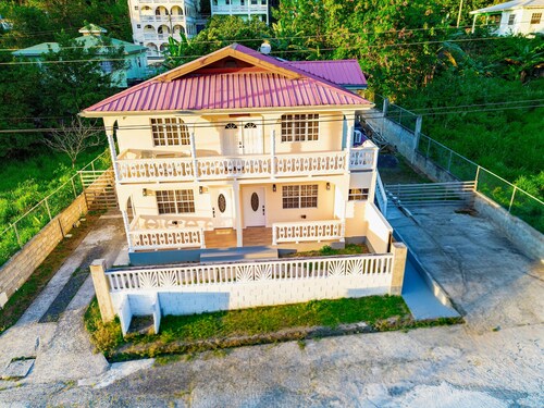 LaKay Mwen--Marvelous 2-bedroom house with AC and king bed in charming Soufrière
