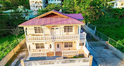 LaKay Mwen--Marvelous 2-bedroom house with AC and king bed in charming Soufrière
