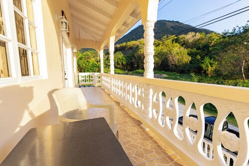 LaKay Mwen--Marvelous 2-bedroom house with AC and king bed in charming Soufrière