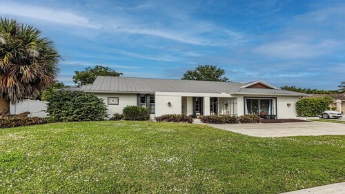 Spacious Retreat Near The Esplanade and Tigertail Beach.