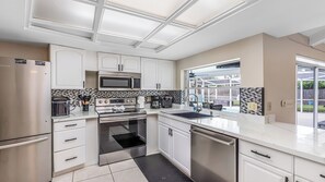 Frigorífico, placa de cocina, cafetera o tetera y tostadora