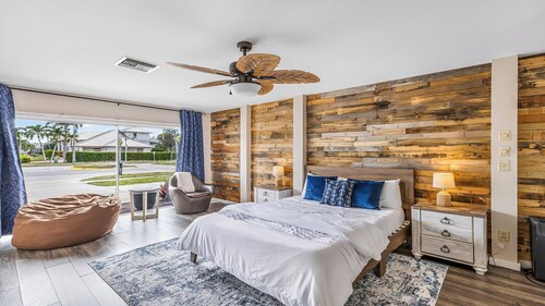 Spacious Retreat Near The Esplanade and Tigertail Beach.