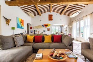 TV, fireplace - Magnificent villa with swimming pool and view of Saint Paul de Vence (Saint-Paul-de-Vence)