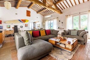 TV, fireplace - Magnificent villa with swimming pool and view of Saint Paul de Vence (Saint-Paul-de-Vence)