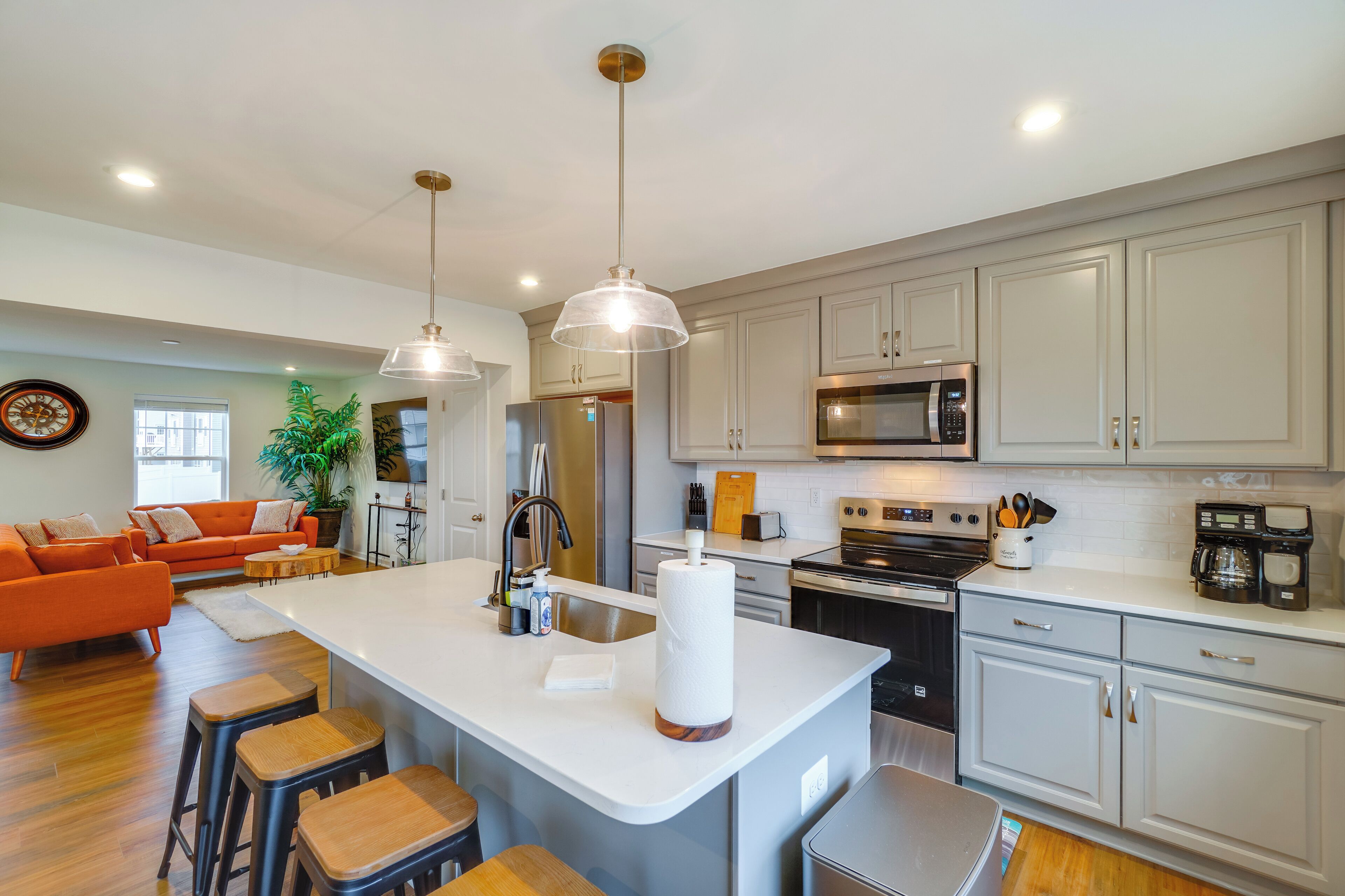 Kühlschrank, Mikrowelle, Herdplatte, Geschirrspüler