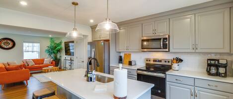 Køleskab, mikrobølgeovn, kogeplade, opvaskemaskine