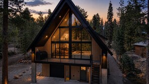 Une cabane dotée d’un balcon, d’un bain à remous et d’une cheminée.
