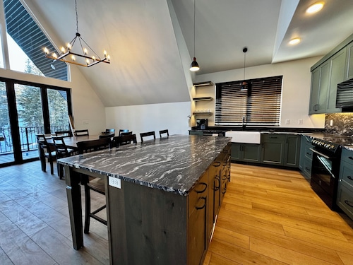 Luxury A-Frame w/ Sauna & Hot Tub – Sleeps 10 – Pet Friendly – L2 EV Charger