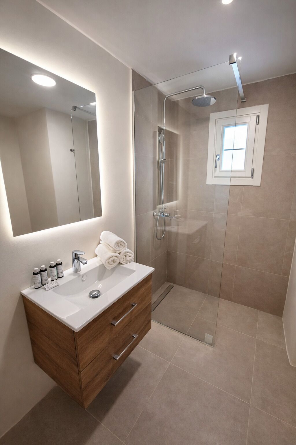 Chuveiro, secador de cabelo, toalhas de banho, sabonete