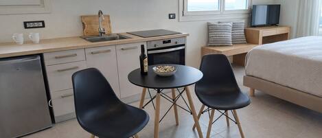 Chambre Double Supérieure, vue mer | Cuisine privée | Mini réfrigérateur, four, plaque de cuisson