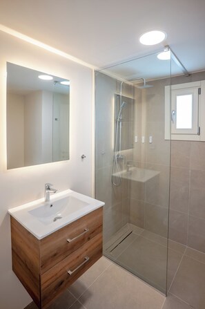 Quarto casal superior, vista para o mar | Banheiro | Chuveiro, secador de cabelo, toalhas de banho, sabonete