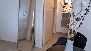 Quarto casal, vista para o mar | Banheiro | Chuveiro, secador de cabelo, toalhas de banho, sabonete