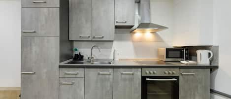 Refrigerador, microondas, horno y parrilla de estufa