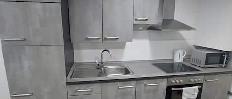 雪櫃、微波爐、焗爐、爐具