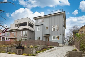 Exterior - Sleek & Modern Townhome in Prime location (Seattle)