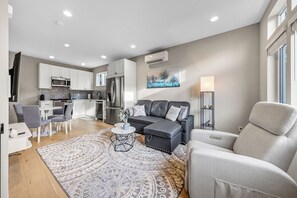 Smart TV - Sleek & Modern Townhome in Prime location (Seattle)