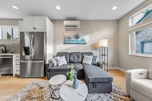 Smart TV - Sleek & Modern Townhome in Prime location (Seattle)