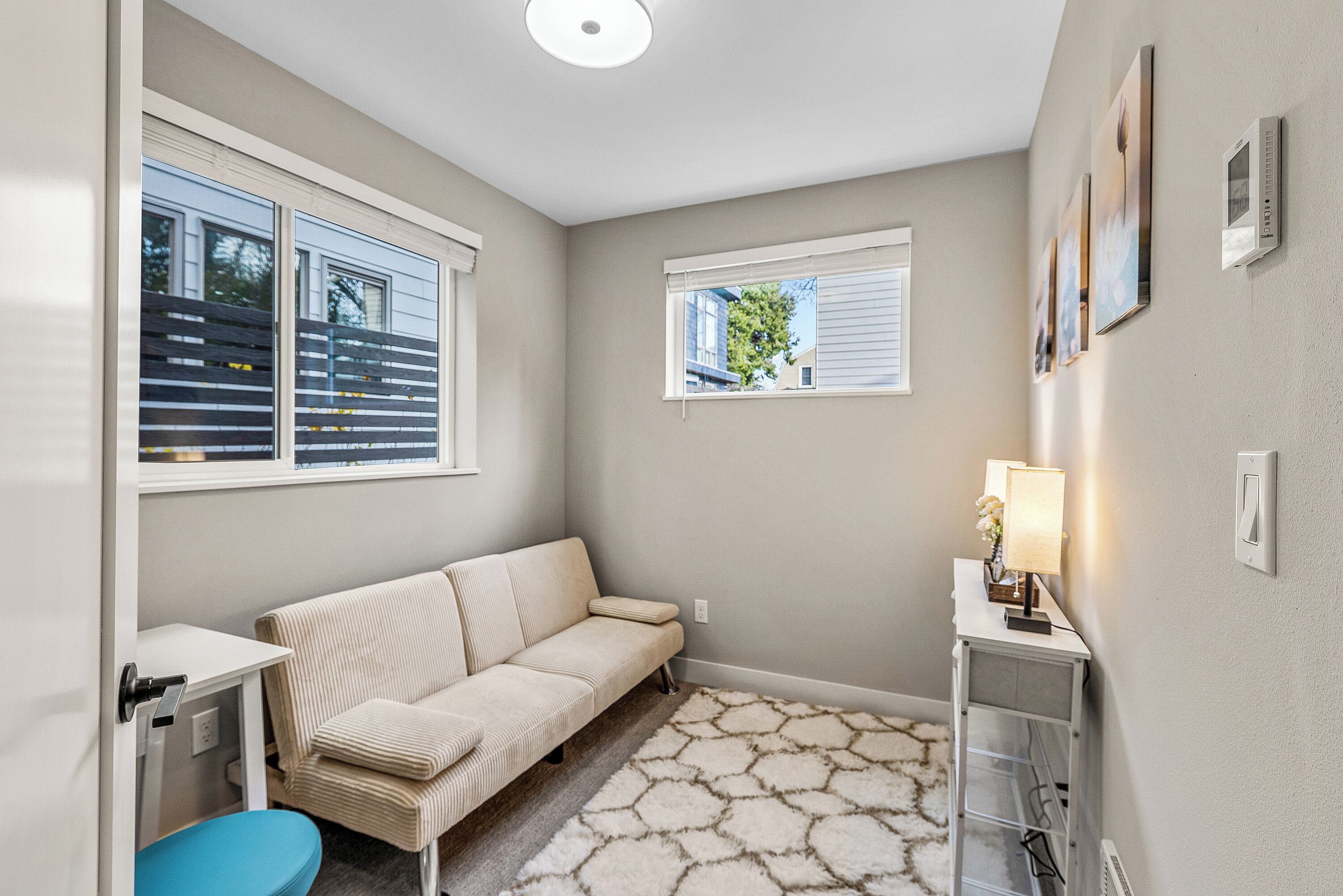 Sleek & Modern Townhome In Prime Location - Kirkland, WA