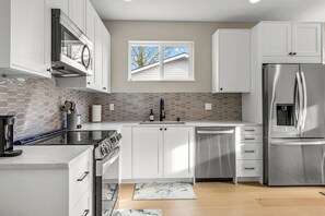 Fridge, microwave, oven, stovetop - Sleek & Modern Townhome in Prime location (Seattle)