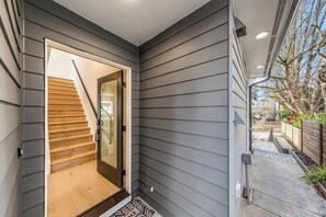 Interior - Sleek & Modern Townhome in Prime location (Seattle)