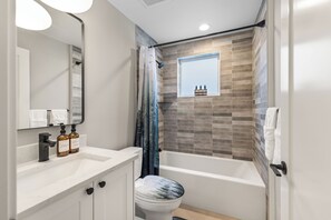 Hair dryer, towels, soap, shampoo - Sleek & Modern Townhome in Prime location (Seattle)