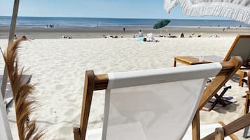 Plage, chaises longues