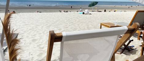 Plage, chaises longues