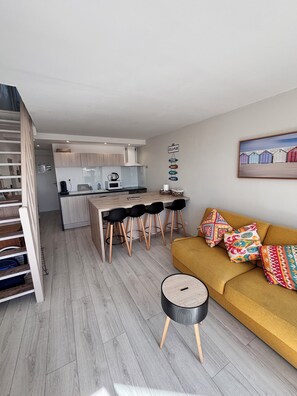 Smart-TV, Videospiele, Bücher, Stereoanlage