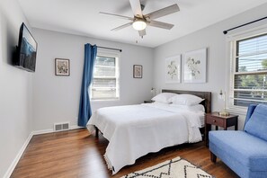 Iron/ironing board, WiFi, bed sheets - Spacious modern & central 3 bed/2 bath • Renovated • Garage • W/D • Pet-Friendly (Minneapolis)
