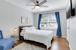 Iron/ironing board, WiFi, bed sheets - Spacious modern & central 3 bed/2 bath • Renovated • Garage • W/D • Pet-Friendly (Minneapolis)