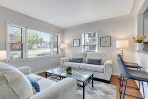 TV - Spacious modern & central 3 bed/2 bath • Renovated • Garage • W/D • Pet-Friendly (Minneapolis)