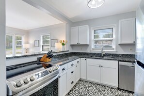 Microwave, oven, stovetop, dishwasher - Spacious modern & central 3 bed/2 bath • Renovated • Garage • W/D • Pet-Friendly (Minneapolis)