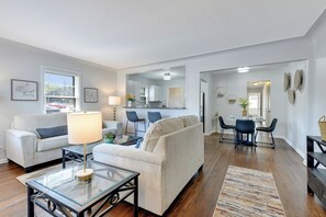TV - Spacious modern & central 3 bed/2 bath • Renovated • Garage • W/D • Pet-Friendly (Minneapolis)